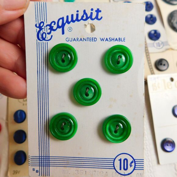 Vintage Buttons On Cards Lot Of 24 Pinks, Purples Burgundy LaMode, LeBouton NOS - Picture 8 of 16